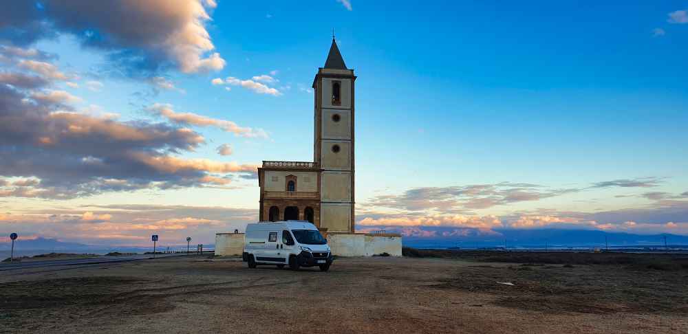 Furgoneta camper de Juanma y Elena (Van and to Discover) aparcada frente a la Iglesia de las Salinas de Cabo de Gata al atardecer