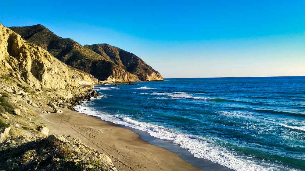 Vista de la famosa Playa de los Muertos en Carboneras, una de las mejores playas que visitar en furgoneta camper en Almería