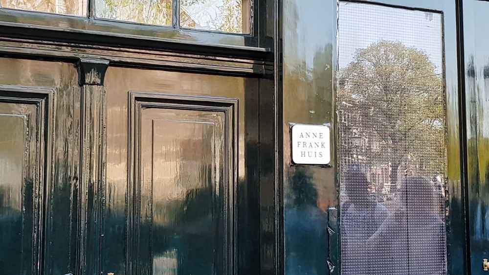 Entrada a la Casa Museo de Ana Frank - Van and to Discover