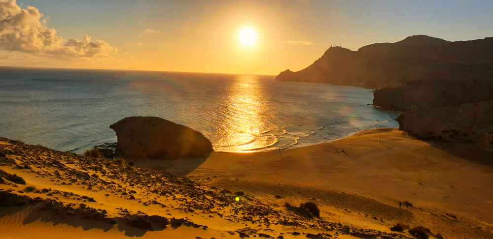 Juanma y elena de Van and to Discover disfrutando del atardecer en la Duna de Mónsul en Almería