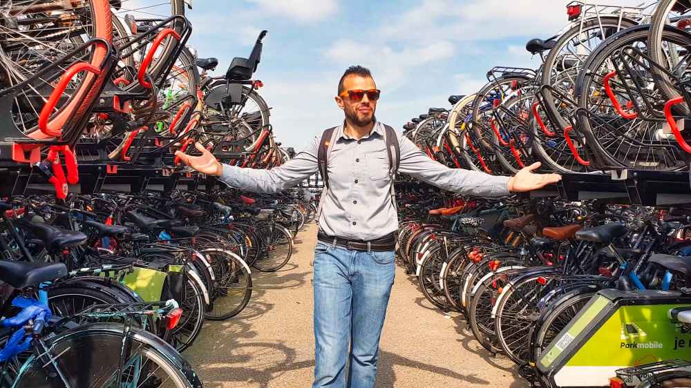Juanma de Van and to Discover en un aparcamiento de bicicletas en Ámsterdam