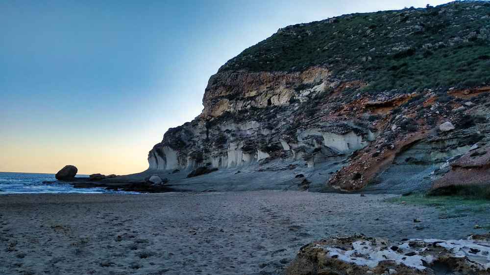 Atardecer en los acantilados de Cala de Enmedio en Cabo de Gata