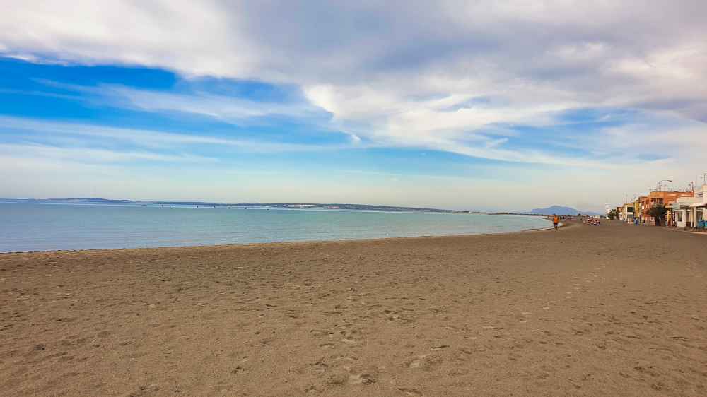 Playa de Santa Pola, ideal para recorrer la costa en furgoneta camper