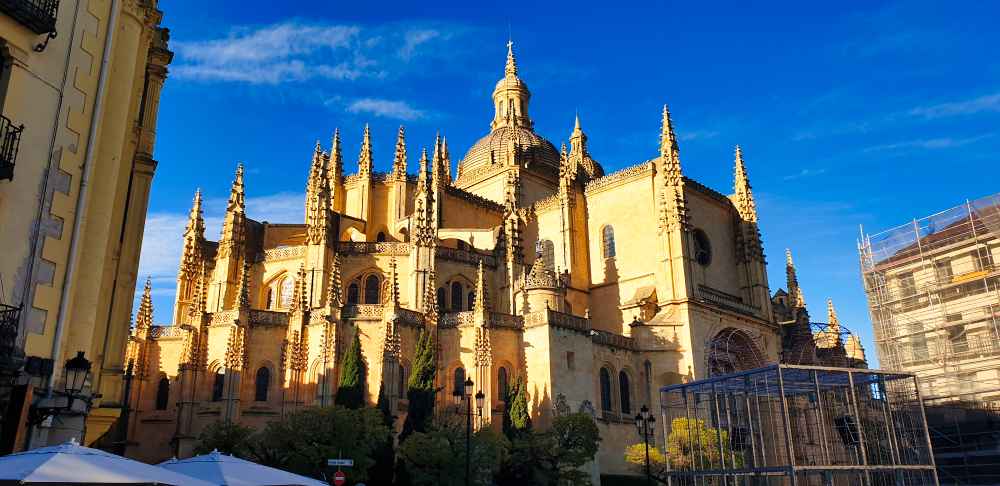 Fachada de la Catedral de Segovia, la Dama de las Catedrales - Segovia en furgoneta camper