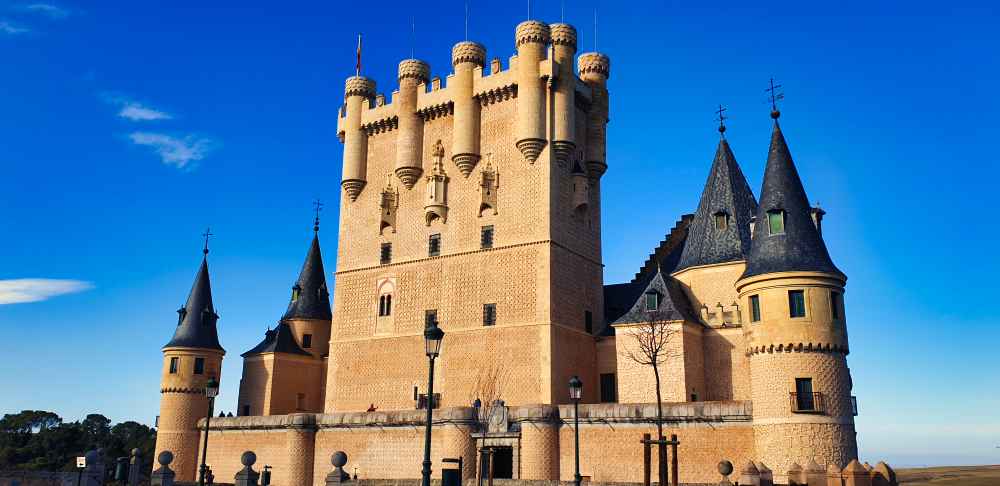 Fachada del Alcรกzar de Segovia - Viaje a Segovia en furgoneta camper de Van and to Discover