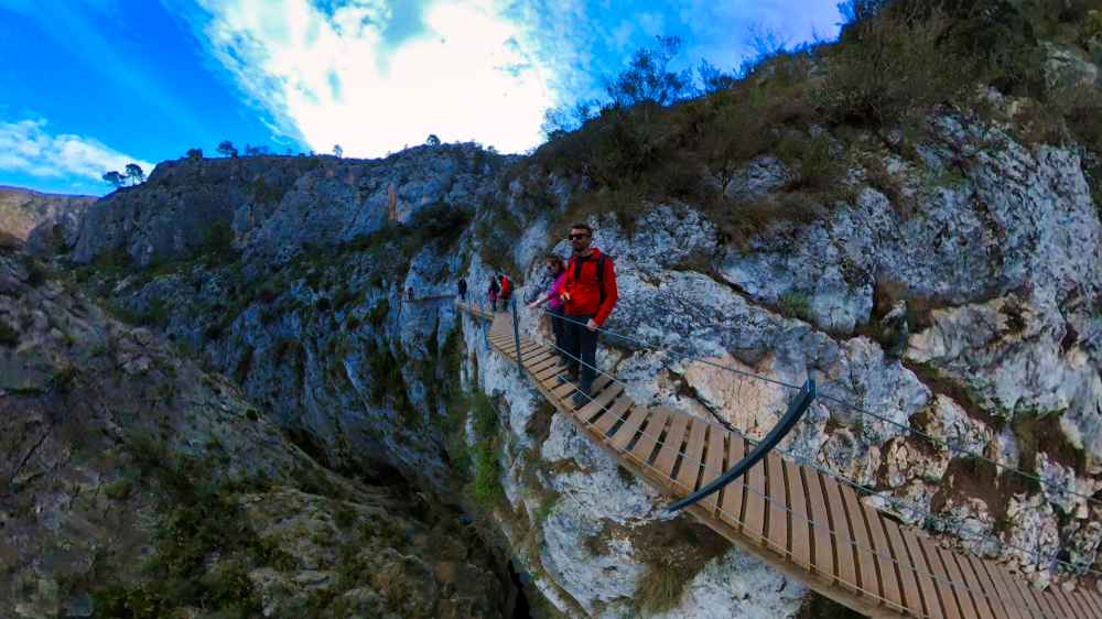 Juanma y Elena de Van and to Discover recorriendo las pasarelas de Relleu