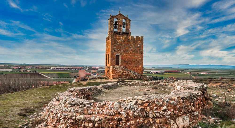 Ruinas del Castillo de Ayllรณn en lo alto del cerro con vistas panorรกmicas del pueblo y la Sierra de Ayllรณn - Van and to Discover