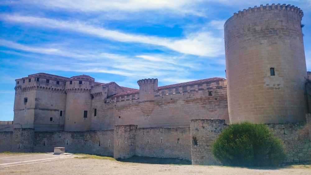 Castillo de los Duques de Albuquerque en Cuellar - Ruta por los mejores castillos de Segovia en furgoneta camper