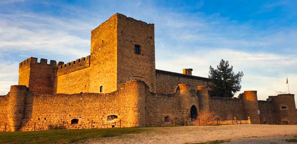 Castillo medieval de Pedraza al atardecer - ruta de Van and to Discover por los mejores castillos de Segovia en furgoneta camper