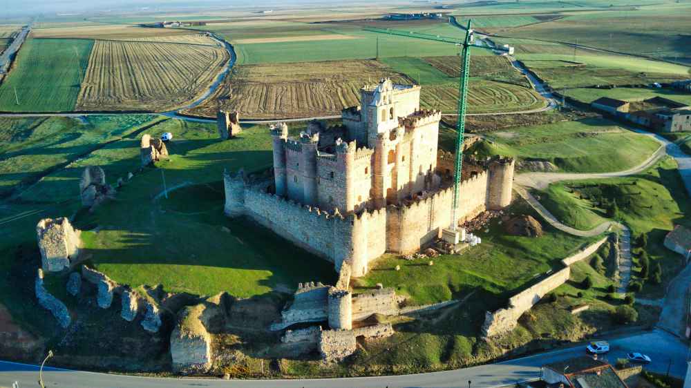 Vista aรฉrea del Castillo de Turรฉgano en la ruta por los mejores Castillos de Segovia en furgoneta camper de Van and to Discover