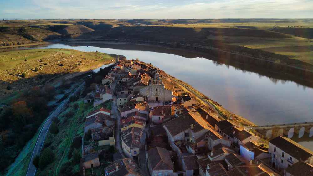 Fotografรญa aรฉrea de Maderuelo y el embalse de Linares del Duratรณn - Ruta por los pueblos mรกs bonitos de Segovia en furgoneta camper