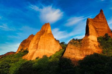 Imponentes montañas color rojizo de Las Médulas en León