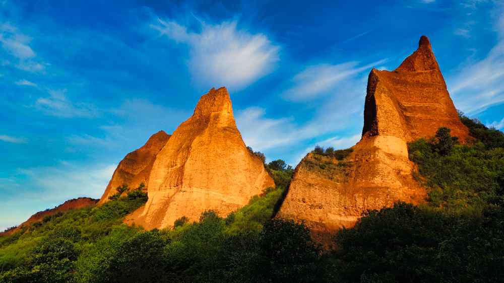 Imponentes montañas color rojizo de Las Médulas en León