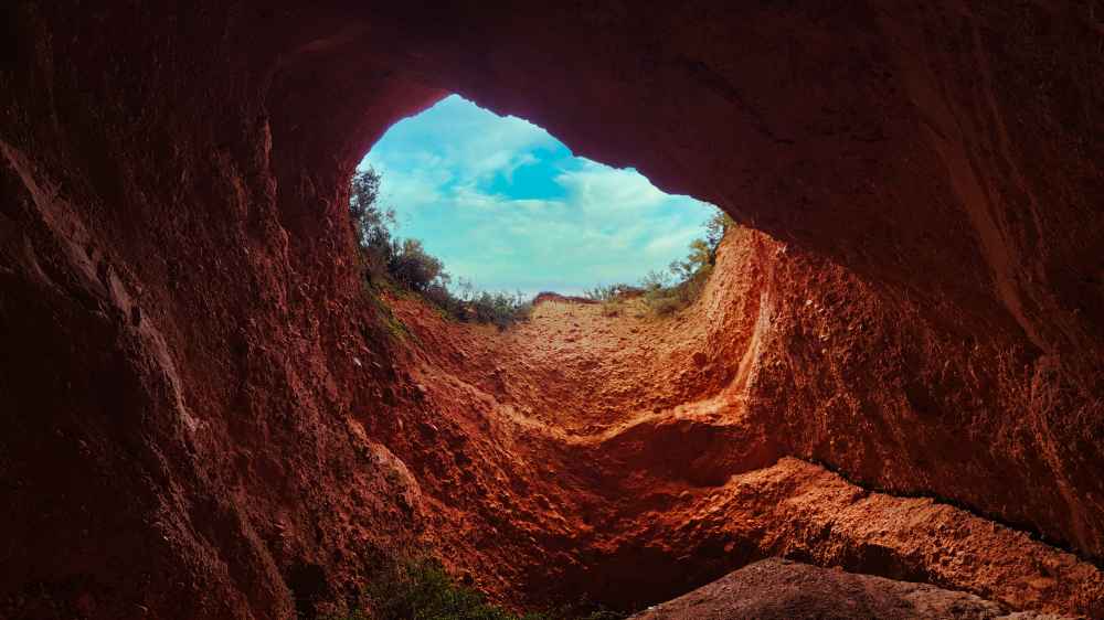 Vista de la Cuevona en Las Médulas mostrando la arcilla roja de su interior - Van and to Discover