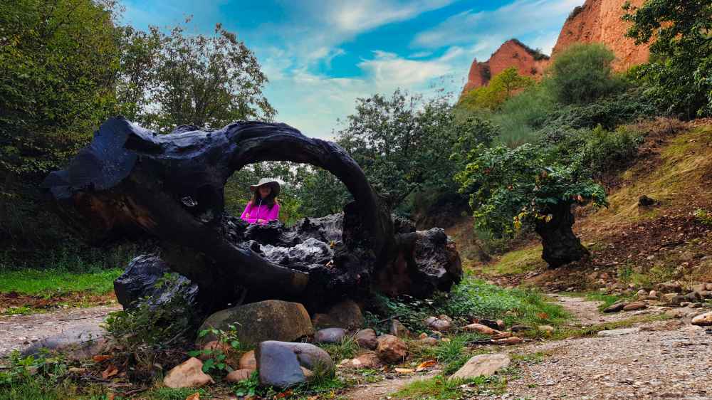 Elena de Van and to Discover en la Senda Las Valiñas en Las Médulas durante su viaje a Castilla y León en furgoneta camper