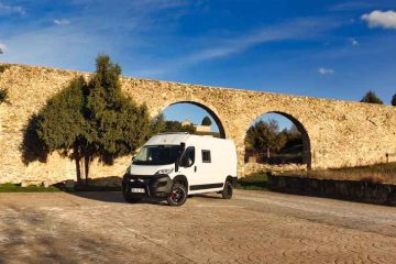 Furgoneta camper de Van and to Discover estacionada junto al acueducto de Pedraza uno de los mejores pueblos de Segovia
