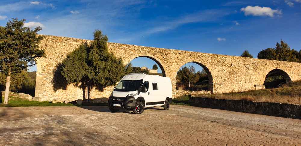 Furgoneta camper de Van and to Discover estacionada junto al acueducto de Pedraza uno de los mejores pueblos de Segovia