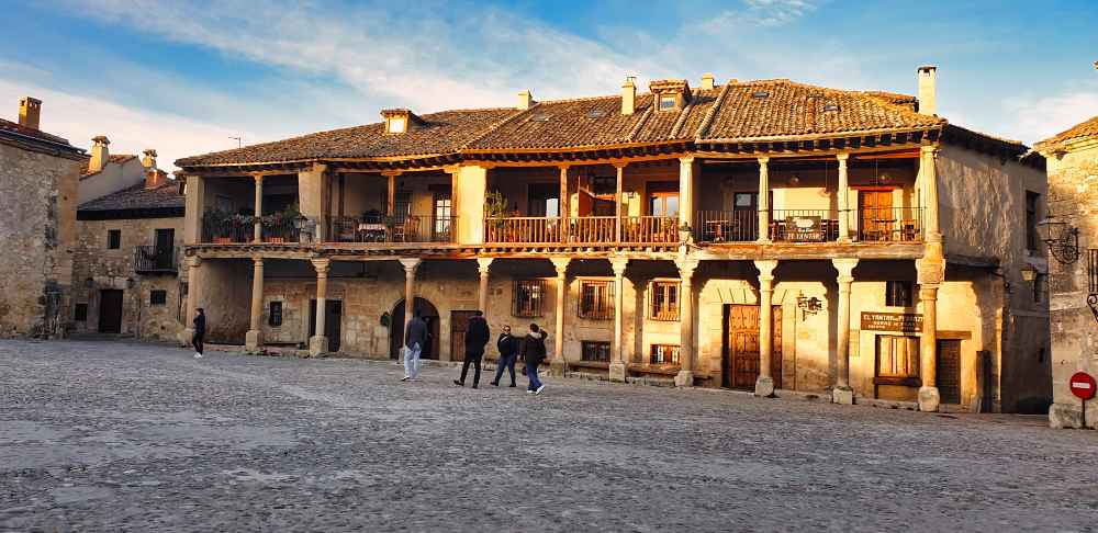 Soportales tรญpicos en el pueblo mรกs bonito de Segovia Pedraza - Van and to Discover