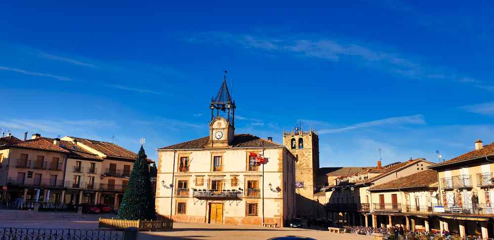 Ayuntamiento de Riaza en la Plaza Mayor - Ruta por los mejores pueblos de Segovia en furgoneta camper
