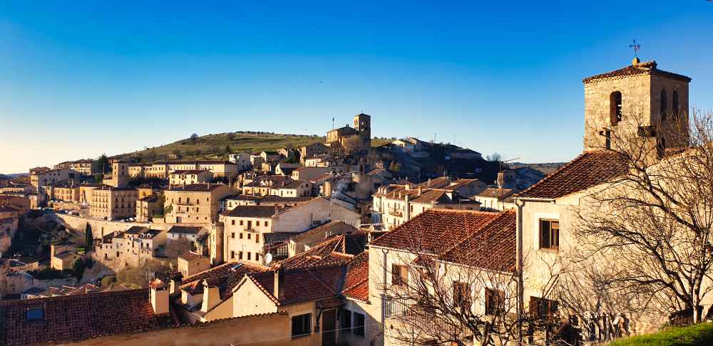 Pueblo medieval de Sepรบlveda al amanecer - Ruta en furgoneta camper por los mejores pueblos de Segovia de Van and to Discover