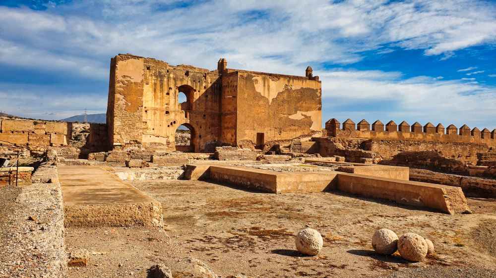 Ruinas y murallas de origen musulmán en el interior de la Alcazaba de Almería