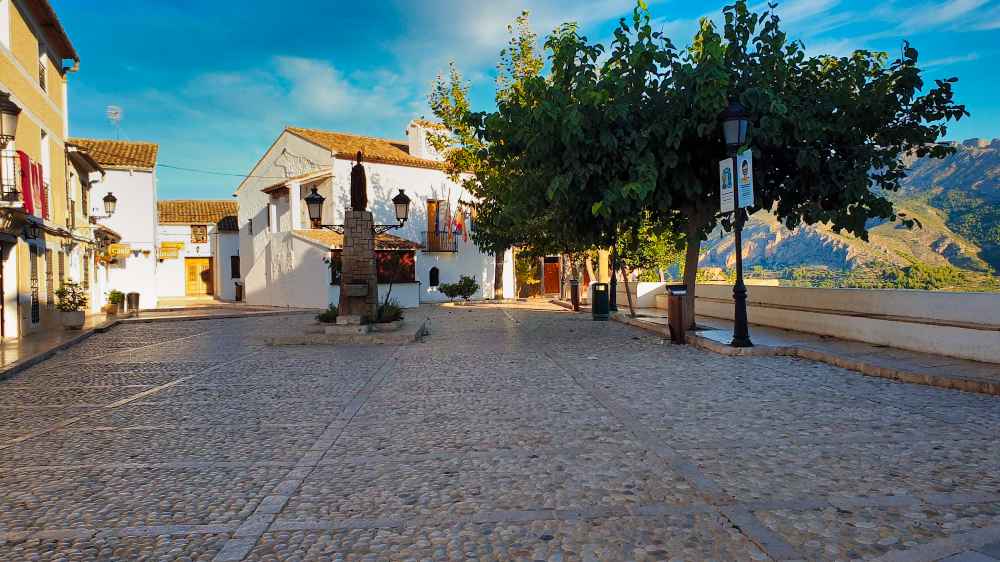 Plaza de San Gregorio y vistas durante el viaje a Guadalest en furgoneta camper de Van and to Discover
