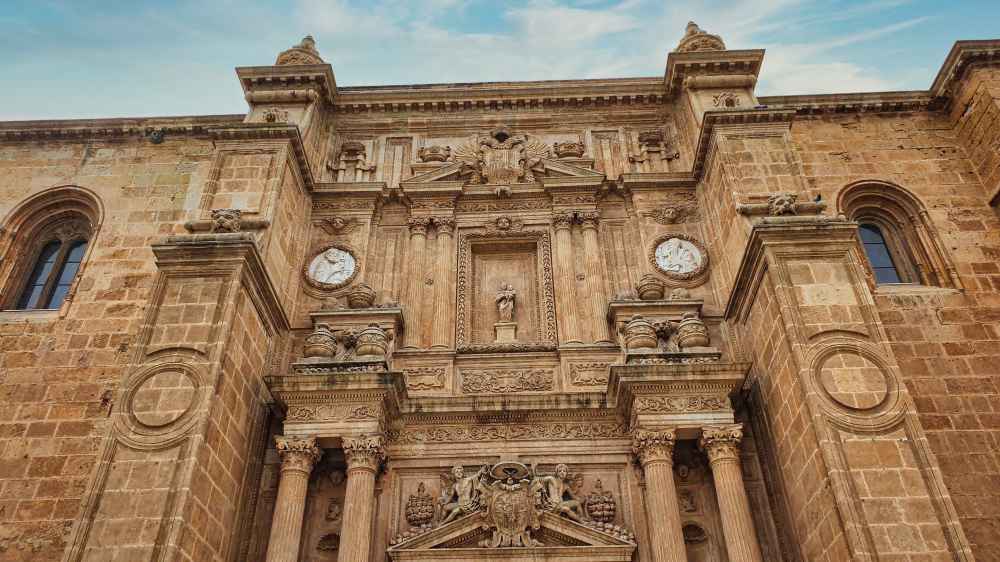 Fachada de piedra de la Catedral Fortaleza de Almería