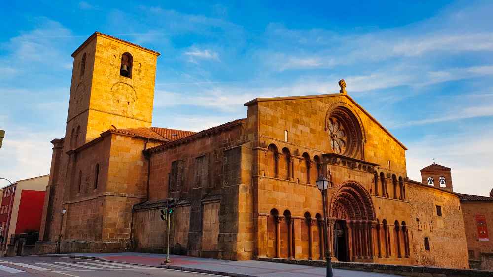 Edificio románico de la Concatedral de San Pedro en Soria - Van and to Discover