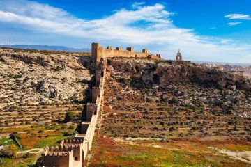Panorámica de las murallas de la Alcazaba de Almería durante nuestra ruta en furgoneta camper por el sur de España de Van and to Discover