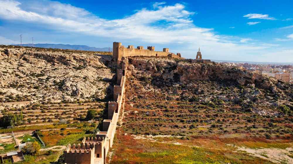 Panorámica de las murallas de la Alcazaba de Almería durante nuestra ruta en furgoneta camper por el sur de España de Van and to Discover