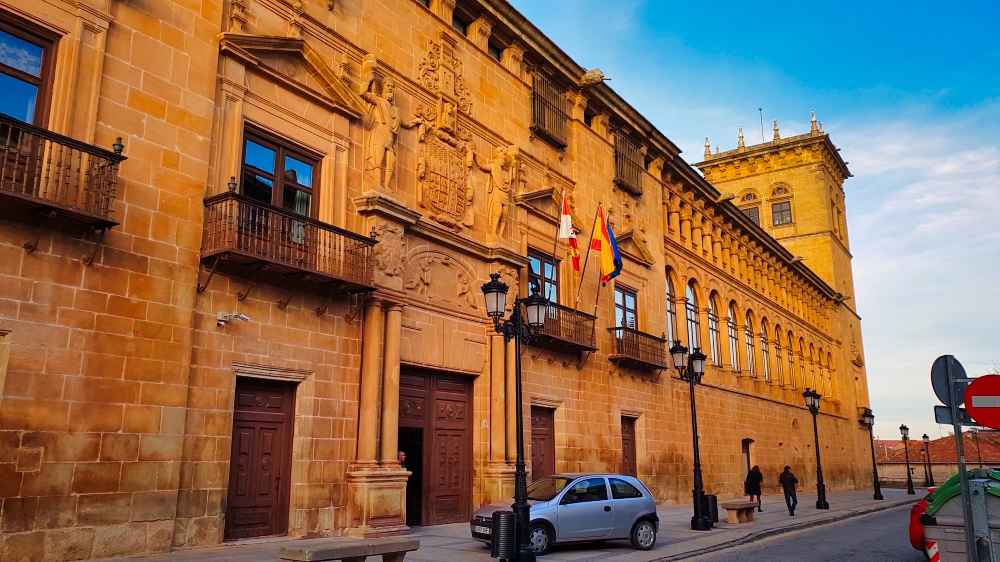 Fachada del Palacio de los Condes de Gómara - Visita a Soria en furgoneta camper de Van and to Discover
