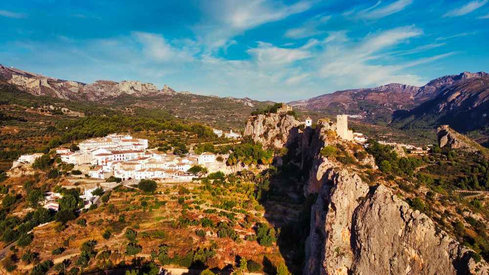 Fotografía panorámica del Castell de Guadalest en el viaje por Alicante en furgoneta camper de Van and to Discover