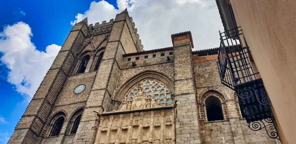 Fachada de la Catedral de Ávila - Van and to Discover