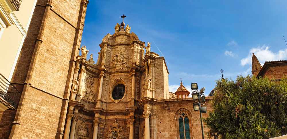 Fachada de la Catedral de Valencia - Van and to Discover en su viaje a Valencia en furgoneta camper