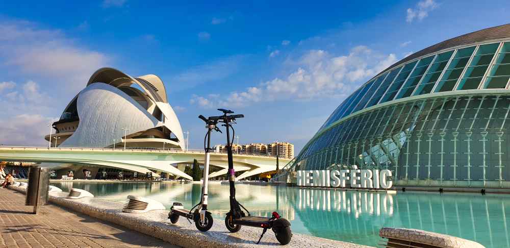 Patinetes elรฉctricos de Van and to Discover junto a los edificios de la Ciudad de las Artes y las Ciencias de Valencia