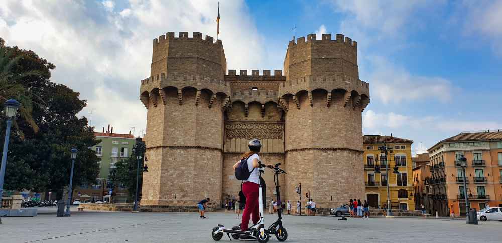 Elena de Van and to Discover observando las Torres de Serranos en Valencia