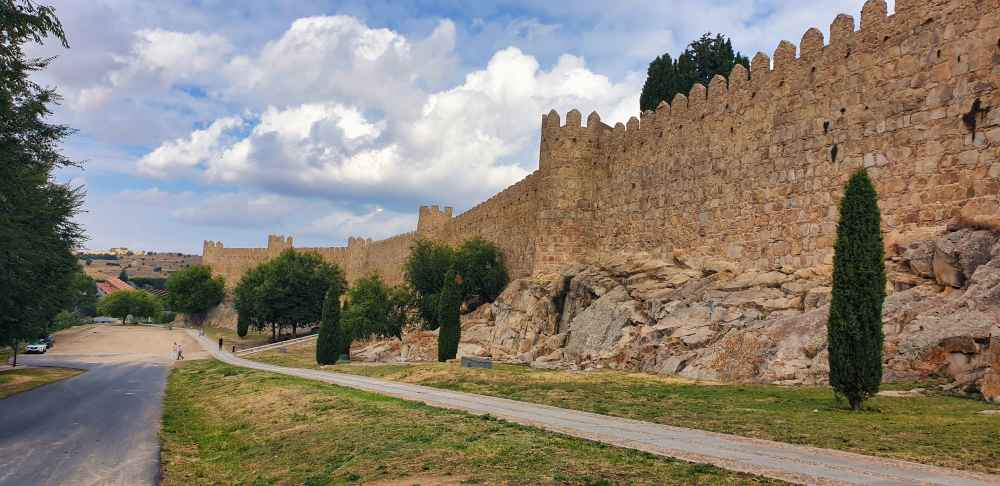 Paseo peatonal alrededor de la Muralla de Ávila