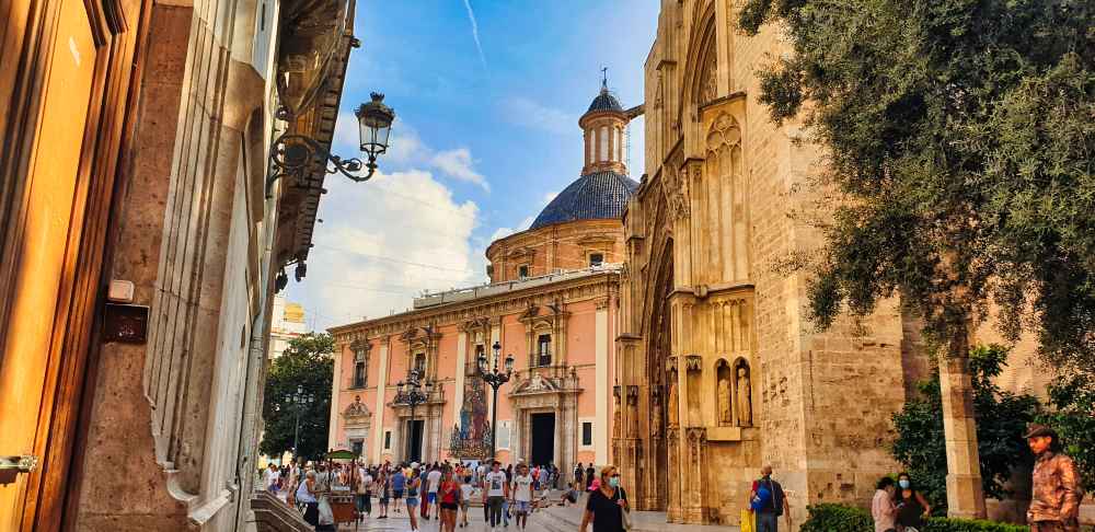 Plaza de la Virgen en el casco antiguo de Valencia - Van and to Discover