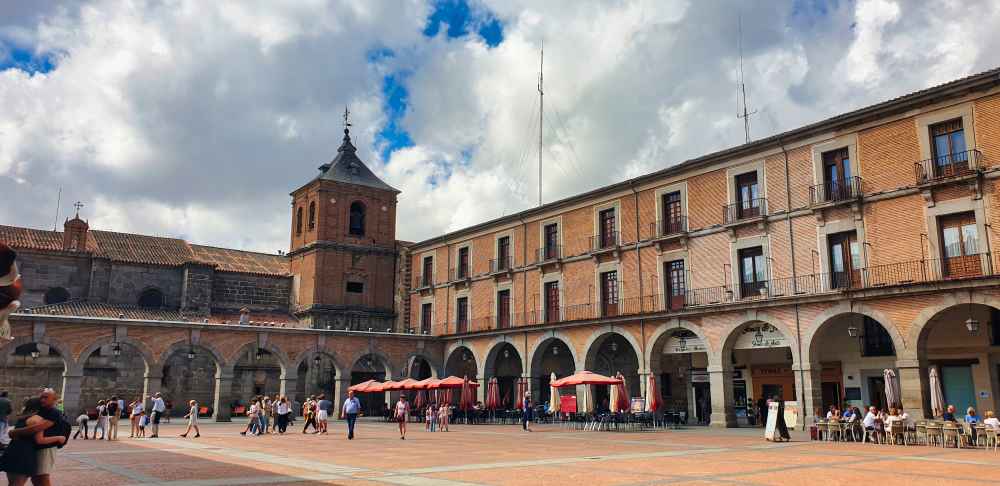 Plaza del Mercado Chico - Ávila en furgoneta camper Van and to Discover