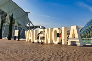 Fotografรญa de Van and to Discover de las letras monumentales de Valencia en la Ciudad de las Artes y las Ciencias
