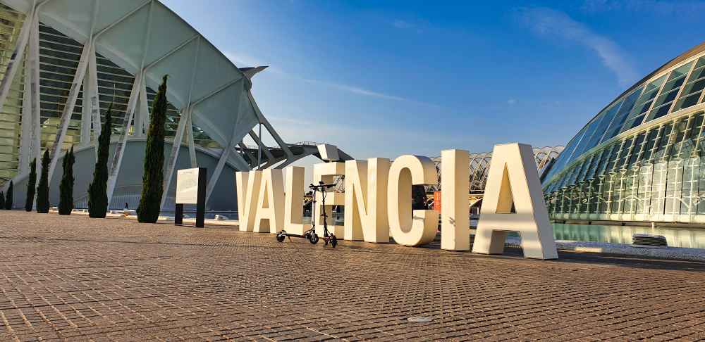 Fotografรญa de Van and to Discover de las letras monumentales de Valencia en la Ciudad de las Artes y las Ciencias