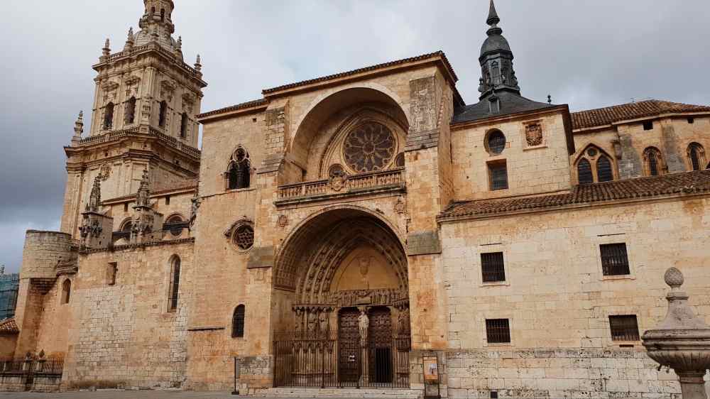 Fachada principal de la Catedral de El Burgo de Osma - Viaje de Van and to Discover a Castilla y León en furgoneta camper