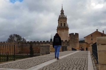 Elena de Van and to Discover cruzando el puente romano de El Burgo de Osma en su viaje a Castilla y Leรณn en furgoneta camper