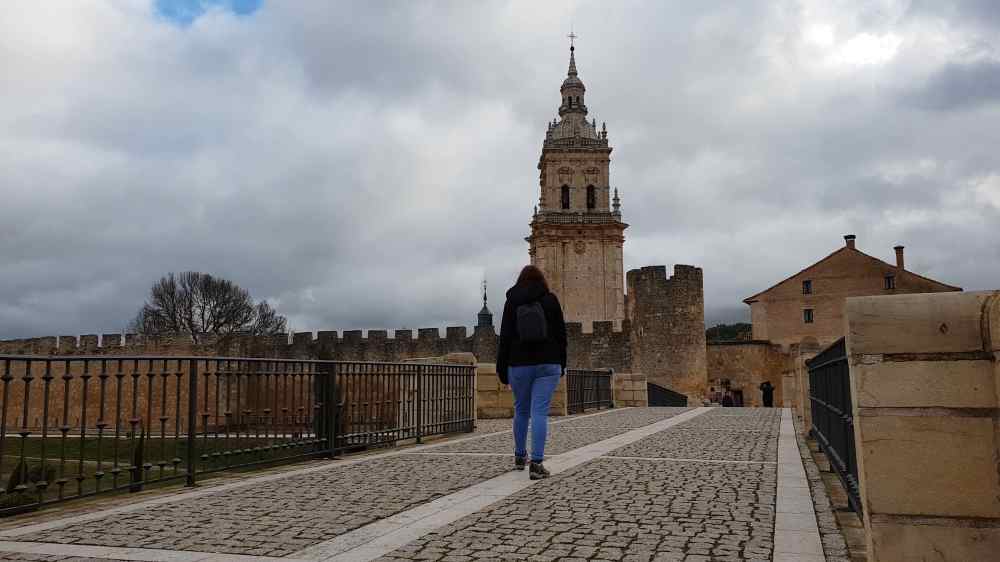 Elena de Van and to Discover cruzando el puente romano de El Burgo de Osma en su viaje a Castilla y León en furgoneta camper
