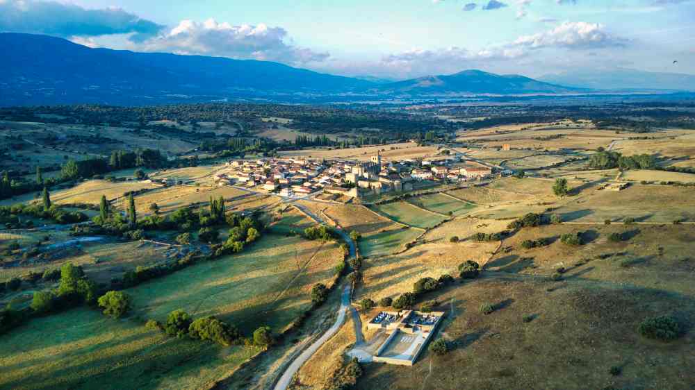 Vista aérea del pueblo de Bonilla de la Sierra y su entorno en Ávila
