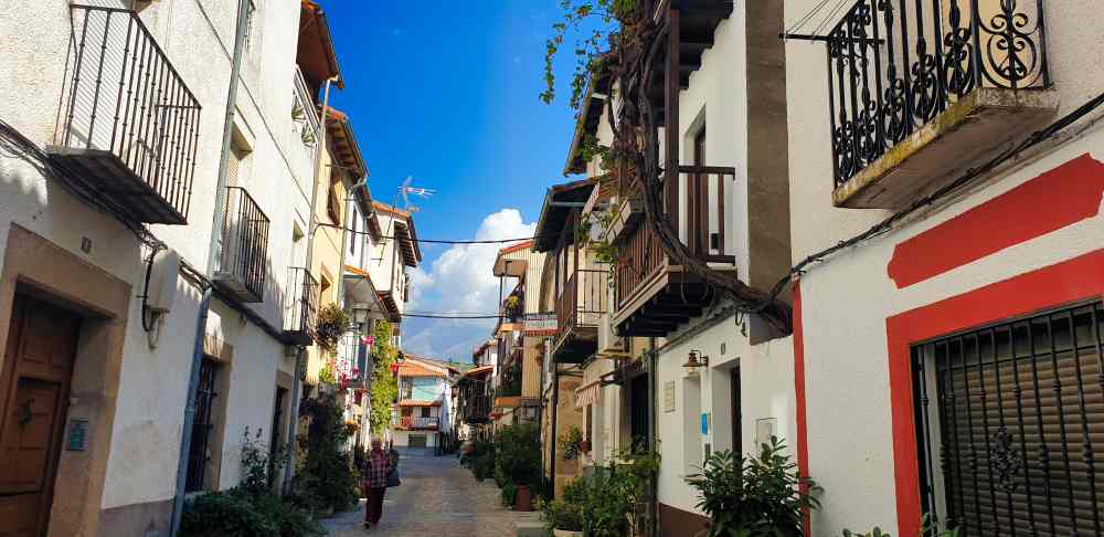 Calle del casco antiguo de Candeleda uno de los pueblos más bonitos de Ávila en furgoneta camper