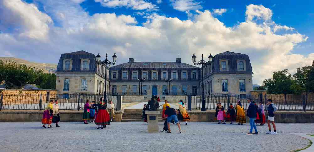 Bailes tradicionales frente al palacio de Piedrahita uno de los pueblos más bonitos de Ávila en furgoneta camper