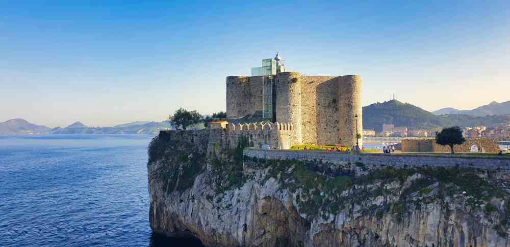 Vistas del Castillo de Santa Ana en Castro Urdiales sobre los acantilados del mar Cantábrico - Van and to Discover