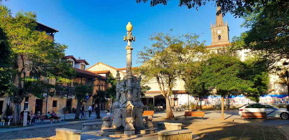 Fuente de los Tres Caños en la plaza del casco histórico de Comillas, fotografiada por Elena de Van and to Discover