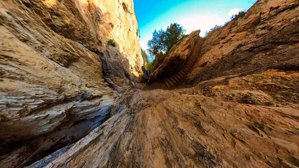 Juanma de Van and to Discover bajando las escaleras de la ruta del Faro del Caballo de Santoรฑa